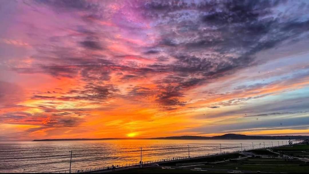 Sea Escape The Tardiis Beachfront Location Aberavon Beach Sea Views Driveway Parking Port Talbot Zewnętrze zdjęcie