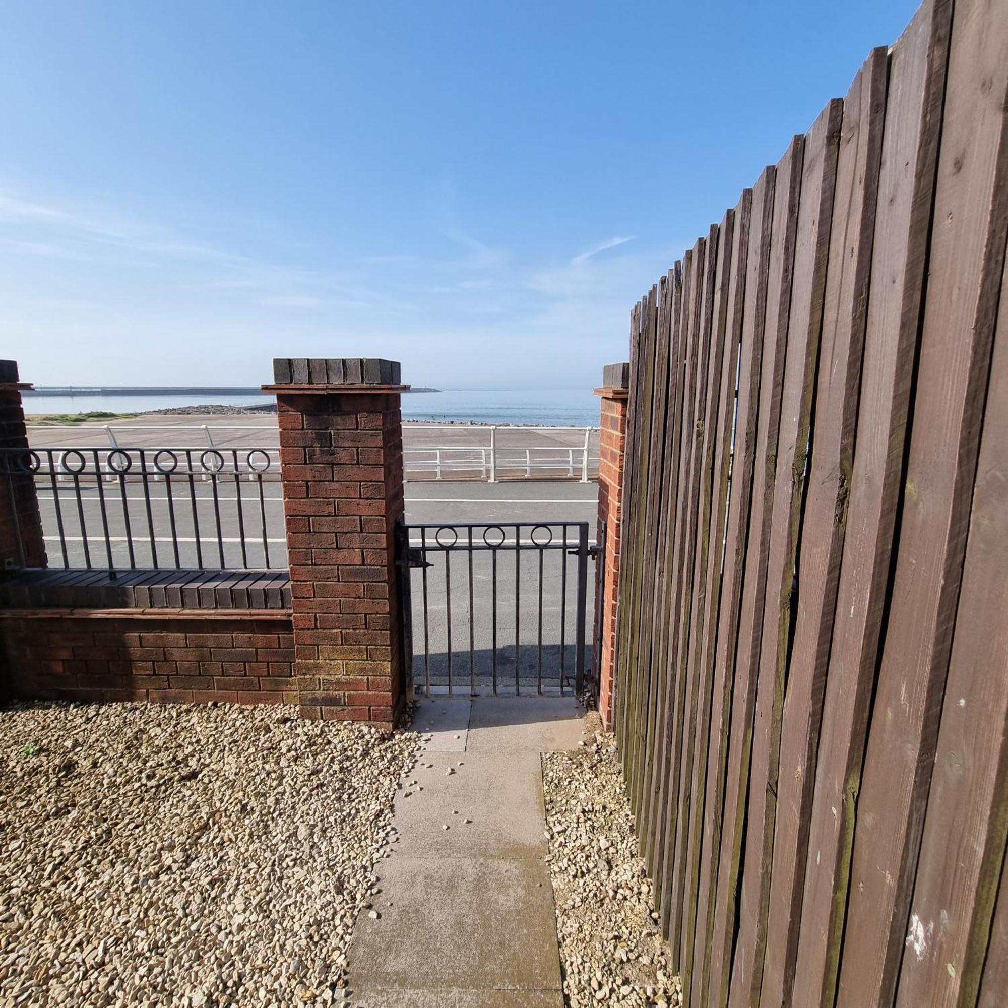 Sea Escape The Tardiis Beachfront Location Aberavon Beach Sea Views Driveway Parking Port Talbot Zewnętrze zdjęcie