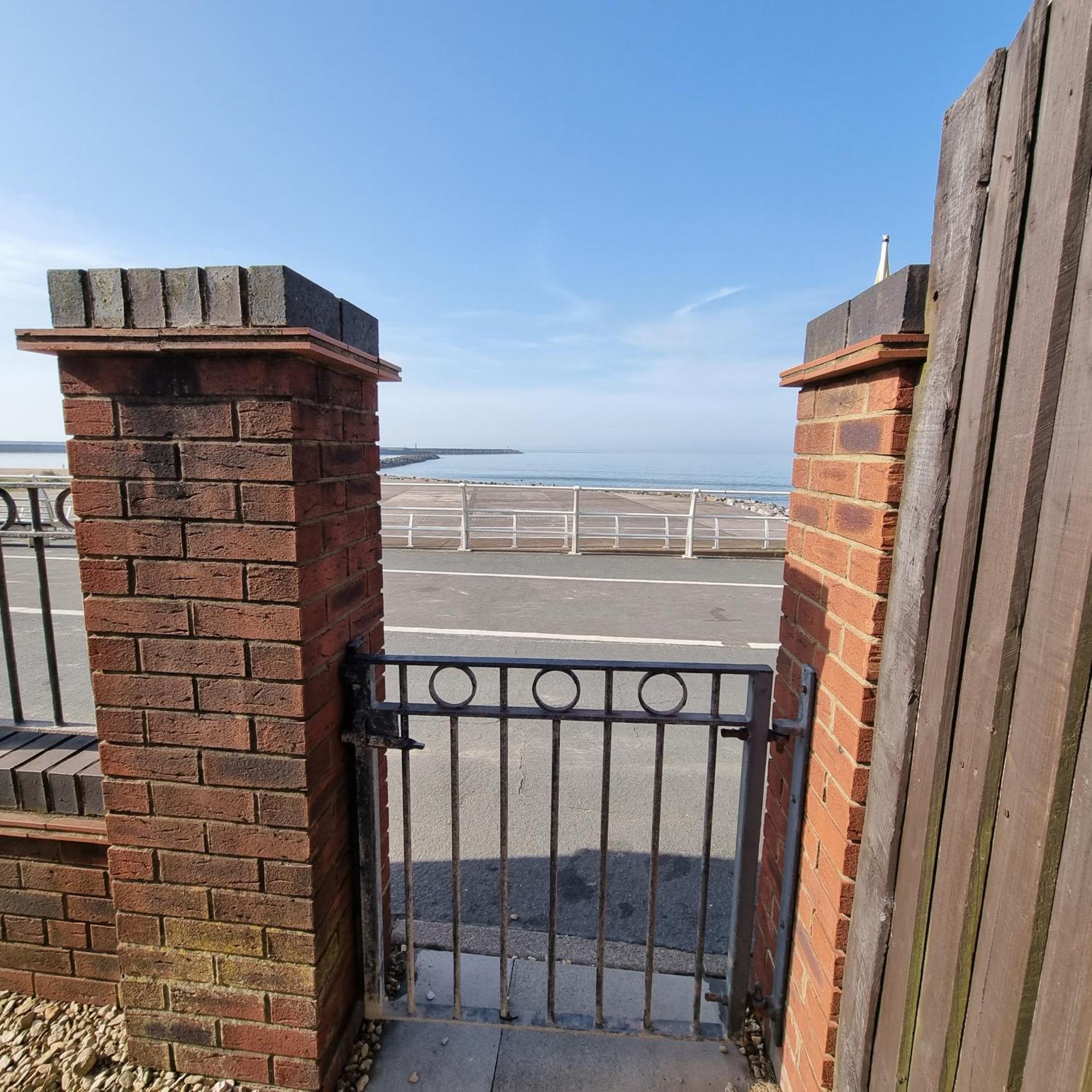 Sea Escape The Tardiis Beachfront Location Aberavon Beach Sea Views Driveway Parking Port Talbot Zewnętrze zdjęcie